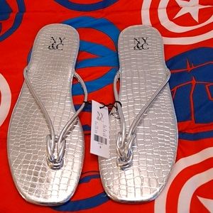Womens NY & Co Silver flip flops. Size 9